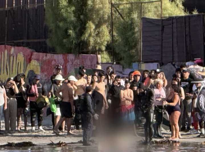 Impacto en Iquique: Cadáver aparece en playa Cavancha y es arrastrado por el oleaje