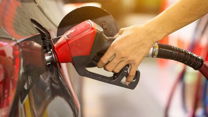 National average gas price drops below $3 for first time in four years