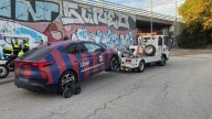 Élite Taxi publica una foto de un Uber blaugrana retirado por la grúa en Terrassa