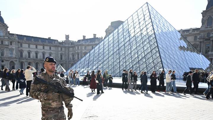 Two new suspects handed preliminary charges in Louvre jewels heist case, Paris prosecutor says