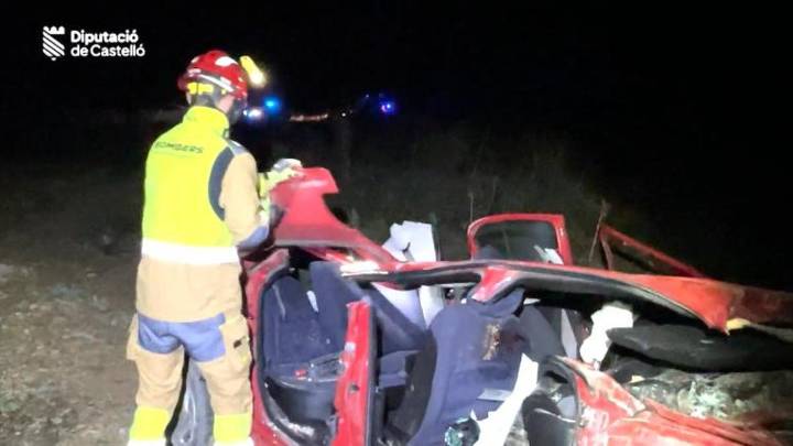 Dos personas fallecidas y tres heridos tras caer un coche por un barranco en Benassal, Castellón