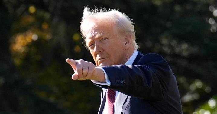 Donald Trump Will Only Become 'More Dangerous' as He 'Fuels His Sense of Insecurity,' Psychiatrist Warns: 'He's Paranoid'