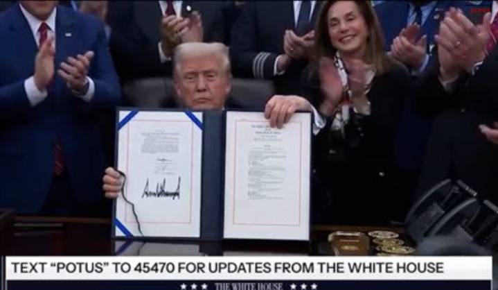 Trump firma la ley para reabrir el Gobierno federal tras un récord de más de seis semanas cerrado