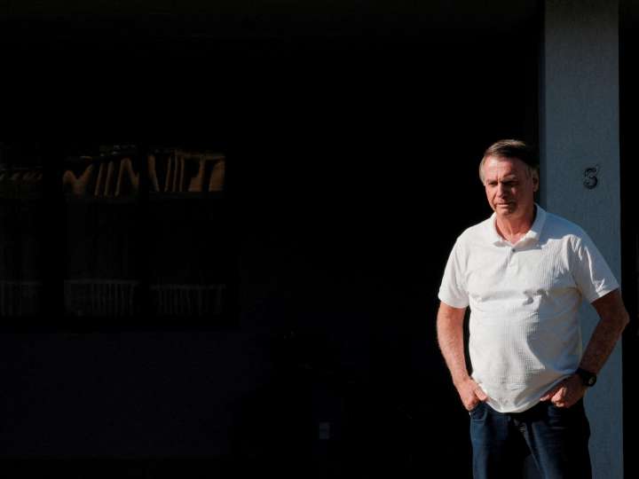 Jair Bolsonaro dijo que intentó quemar su tobillera electrónica en un brote de "paranoia" por ingesta de medicamentos