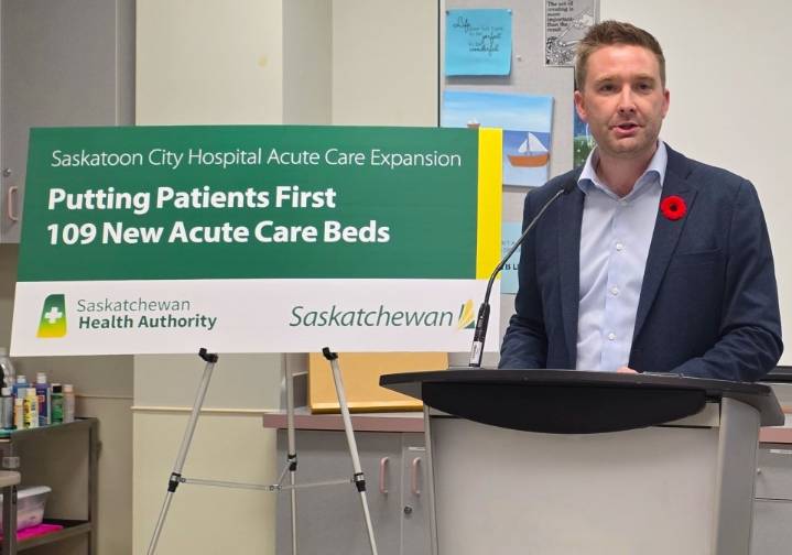 Government, opposition clash over hospital staff shortages