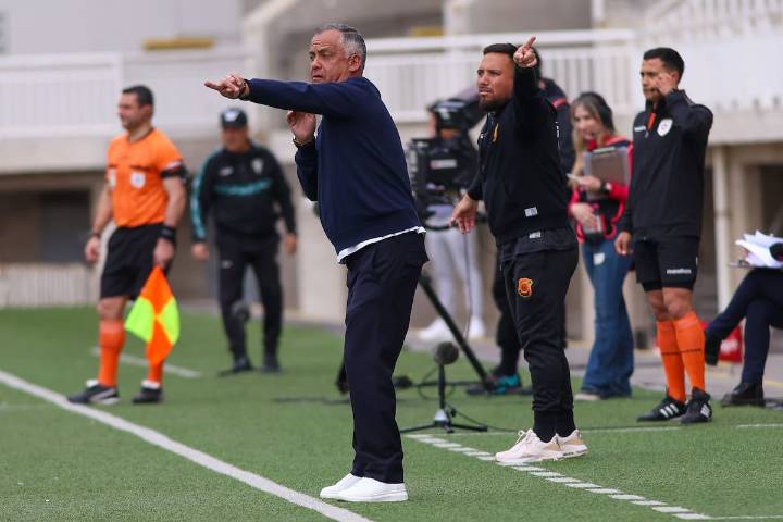 Otro DT del fútbol chileno deja en duda su futuro: “Levantamos al equipo cuando todos lo daban por muerto”