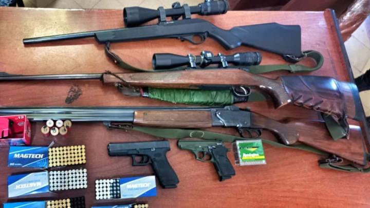 Amenazó a un vecino y la Policía lo aprehendió con cinco armas de fuego en Santa Fe