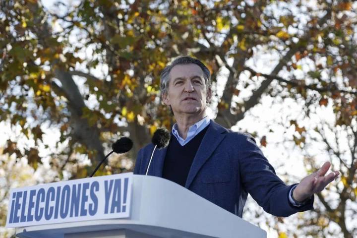 Feijóo reúne a miles de manifestantes y alienta a los socios del Gobierno a "retratarse" ante la "corrupción del sanchismo": "¿Hasta dónde vais a seguir tragando?"