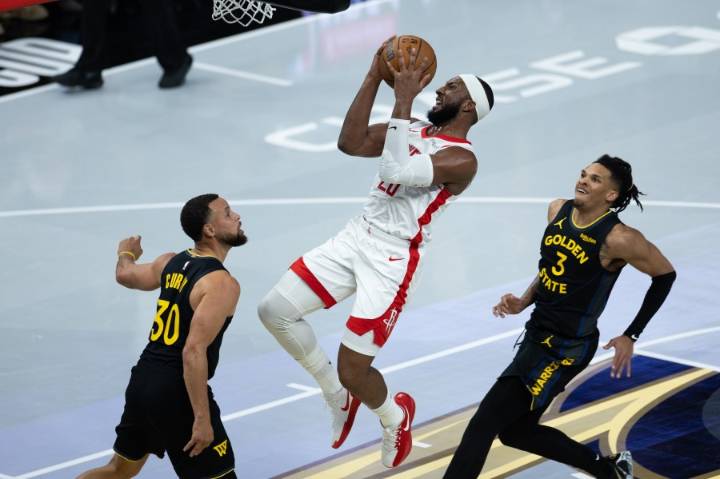 Stephen Curry bruises right quadriceps in Warriors' loss, will have MRI exam