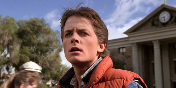 ‘Regreso al futuro’, la accidentada película que se convirtió en un clásico: un viejo anuario, actores en apuros y el rechazo de Disney por un polémico beso