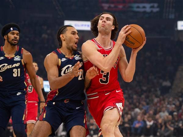 Mitchell makes go-ahead basket with 34 seconds left as Cavaliers rally to beat Bulls 128