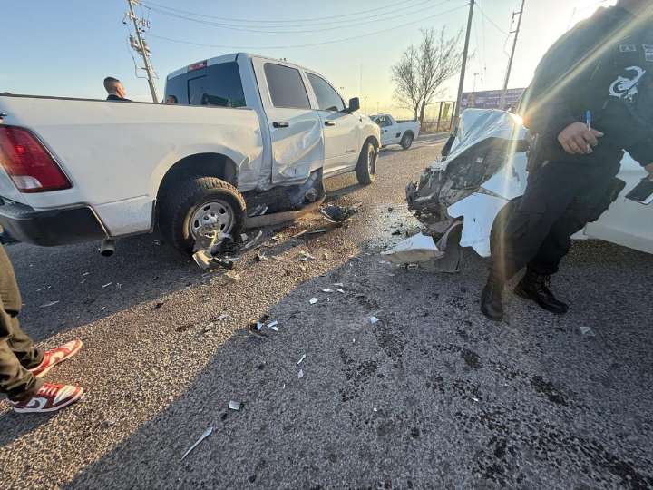 Choque entre escolta del Secretario de Seguridad y vehículo en Fuentes Mares