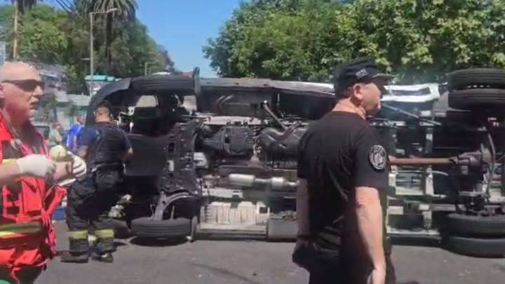 Volcó un móvil de traslado de la Policía de la Ciudad y tres efectivos resultaron heridos