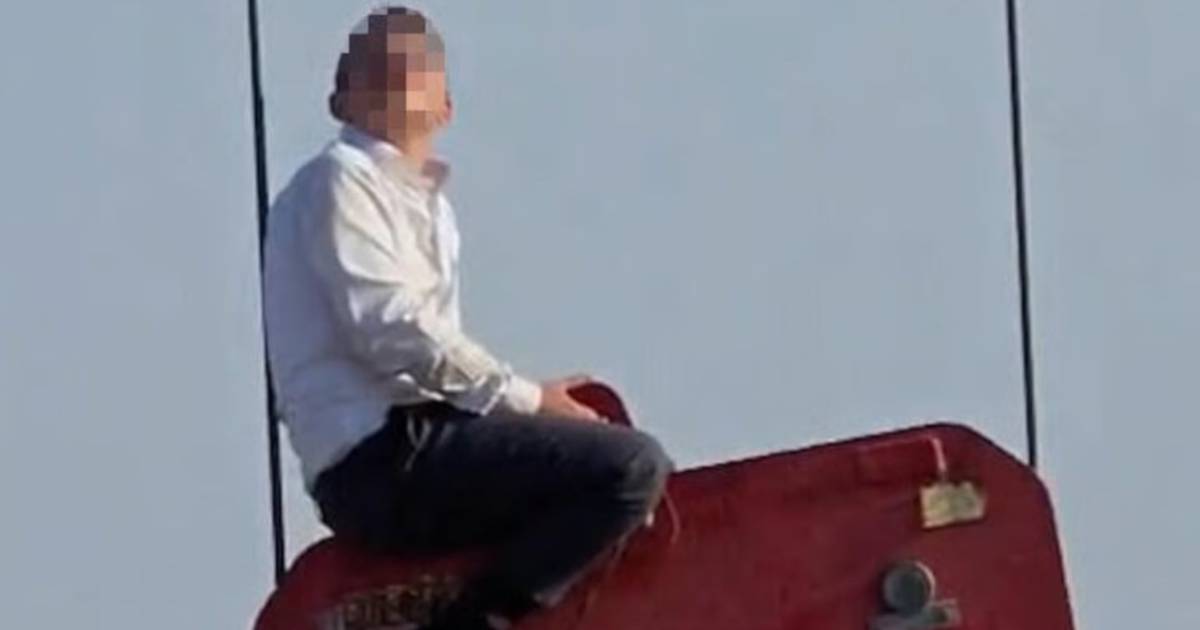 Un adolescente pasó siete horas colgado de una grúa a 36 pisos de altura