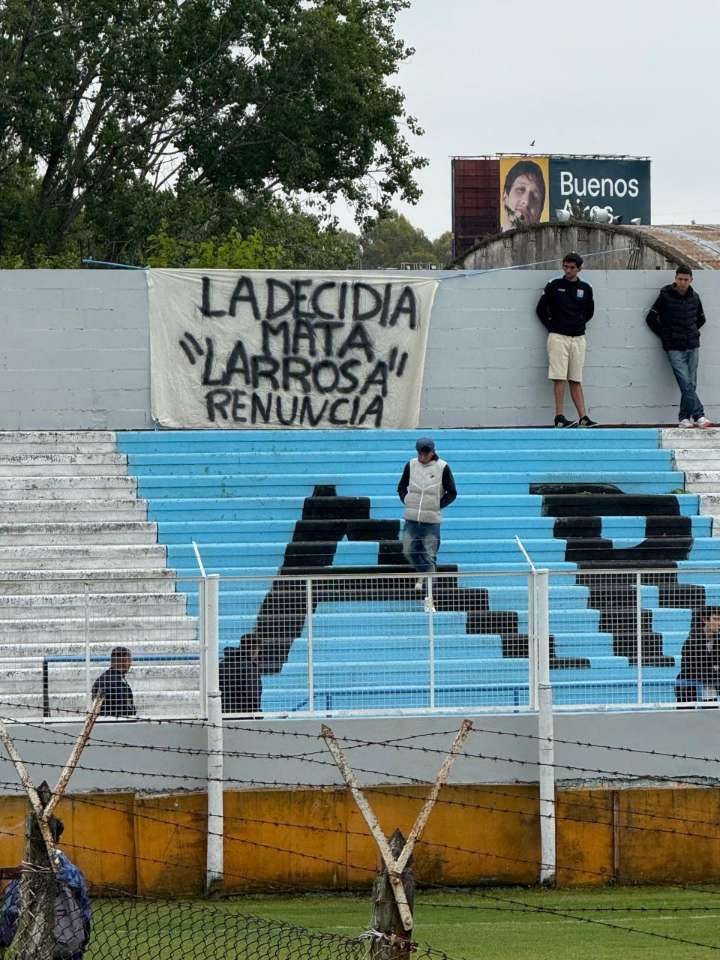 Hinchas de Argentino de Quilmes apuntaron contra la dirigencia tras la muerte de Benicio
