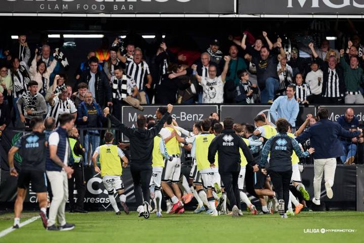 El Castellón tira de la épica y a no perder la esperanza para remontarle al Málaga en el minuto 99 (2