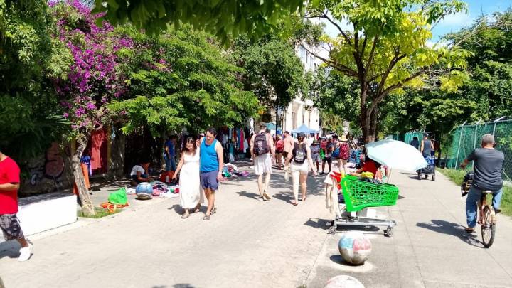 Hoteleros denuncian el avance de los tianguistas hacia la Quinta Avenida