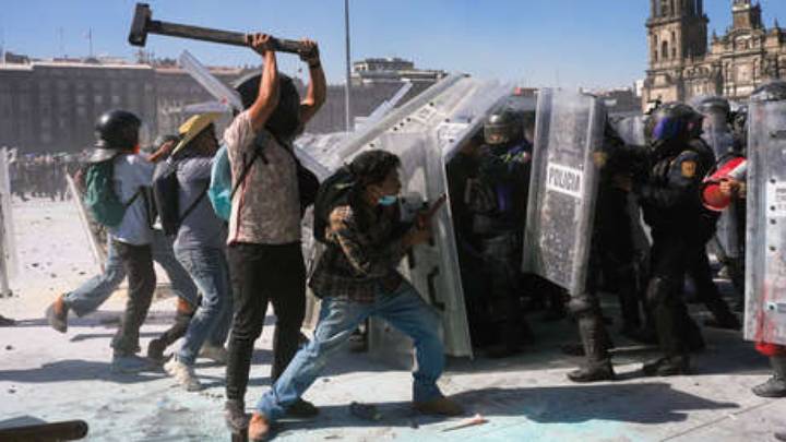 Al menos 100 policías lesionados durante las protestas en México