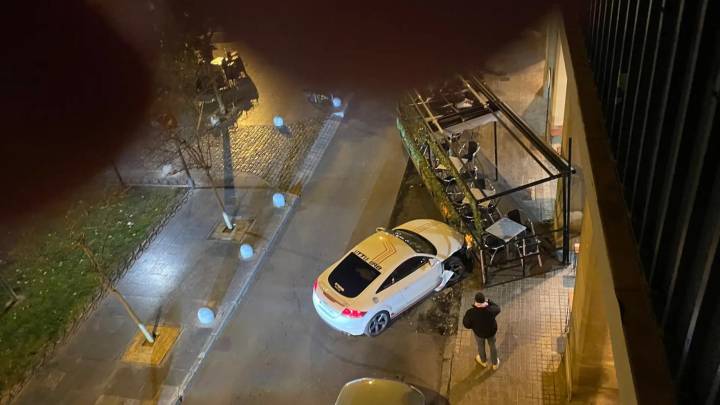 Susto en Zaragoza: un coche se empotra en una terraza de la plaza de San Francisco
