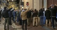 Manifestantes falangistas claman contra la democracia española, a 50 años de la muerte del dictador Franco