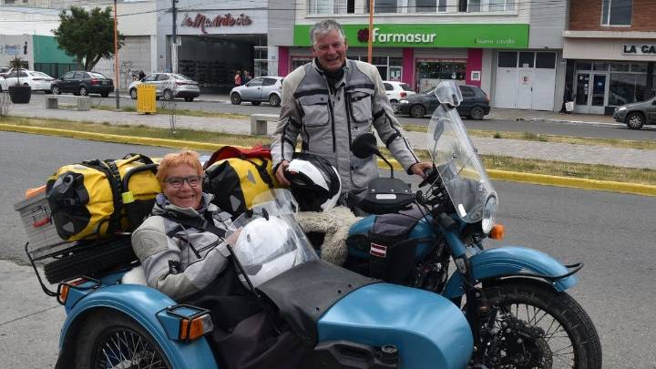 Pareja de austríacos recorre la Patagonia en moto con sidecar