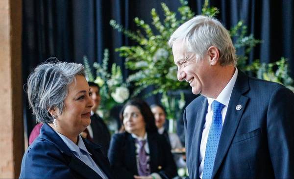 Ante una elección polarizada, Jara y Kast cerraron sus campañas con actos en Santiago