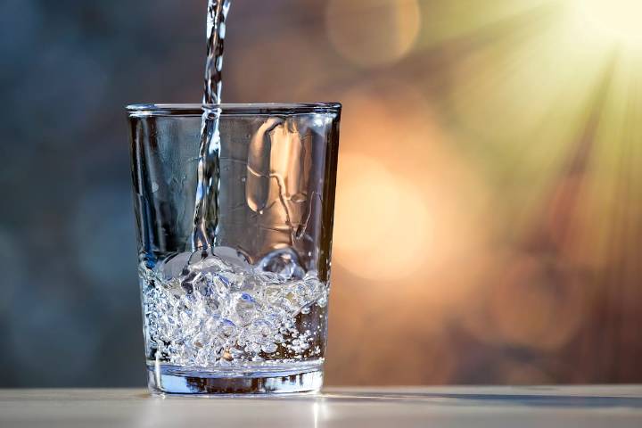 Senado deja listo para votación proyecto que garantiza agua potable gratis en locales de comida