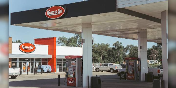 Fired male Kum & Go executive sues for alleged discrimination by female boss