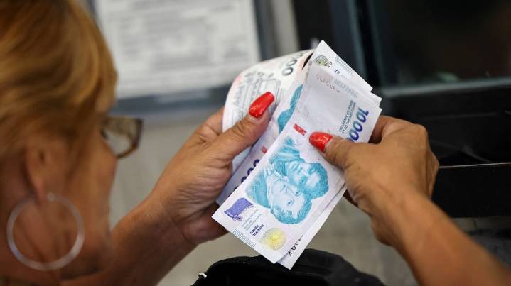 El INDEC informó que los salarios crecieron 2,2% en septiembre: cómo quedaron en relación con la inflación