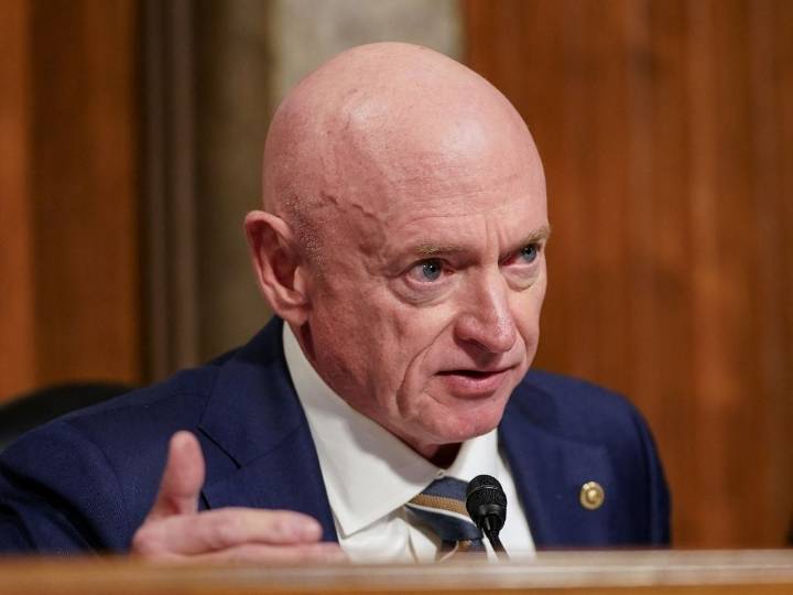 Gobierno de EU investiga al senador Mark Kelly por llamar a desobediencia militar