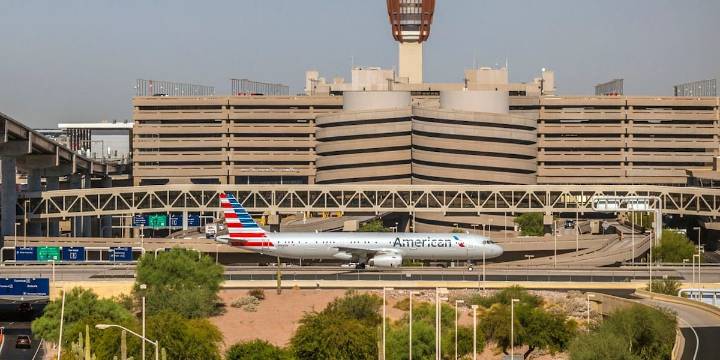 5 hospitalized after fumes force flight to Phoenix to divert to Houston