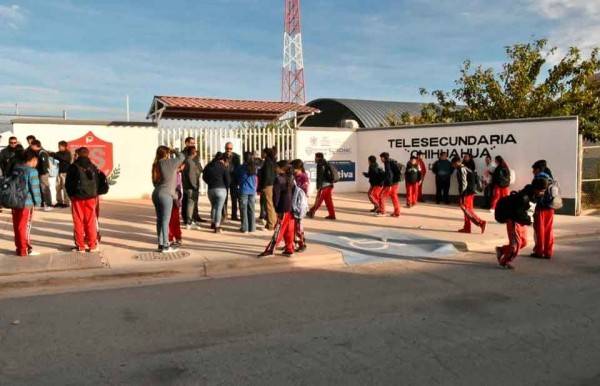 Padres de familia exigen maestro para la Telesecundaria 'Chihuahua'