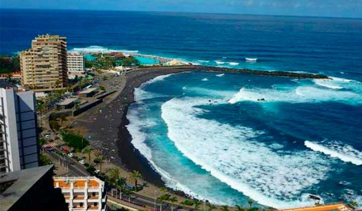 Muere un joven y otras 15 personas son arrastradas por grandes olas en Tenerife