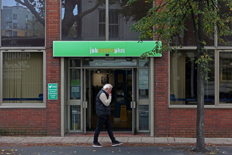 UK labour market loses more steam, bolstering BoE rate cut bets