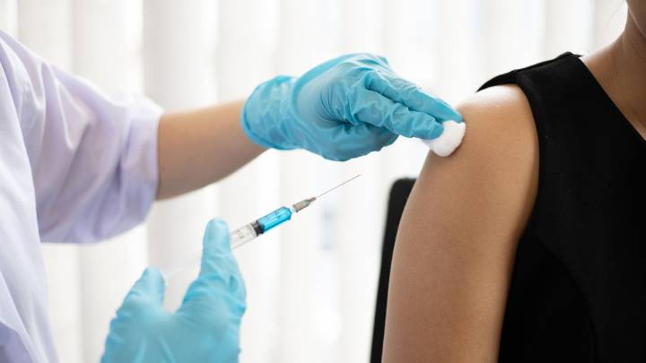 Vaccine warning issued to travelling West Aussies amid late