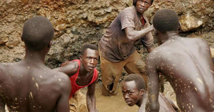 Al menos 40 mineros muertos al colapsar un puente improvisado en una mina en RD Congo