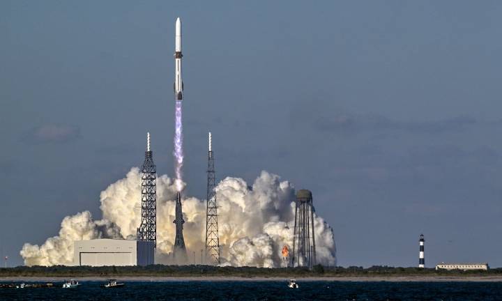 Jeff Bezos lanza por primera vez una misión a Marte y se adelanta a Elon Musk, su rival en la carrera espacial