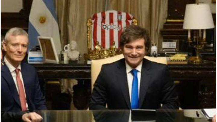 El guiño de Javier Milei a Estudiantes en plena pelea con la AFA