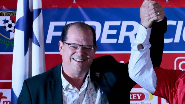 FIFA confirmó inhabilitación y multa a presidente de federación panameña por comentarios sobre jugadora