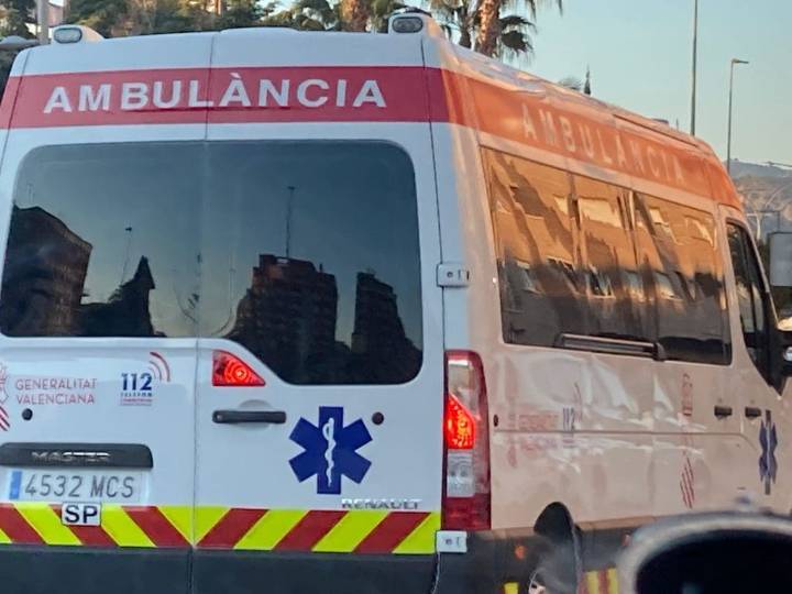 Cinco personas heridas, entre ellas tres menores, en un accidente entre un coche y el TRAM en Castellón