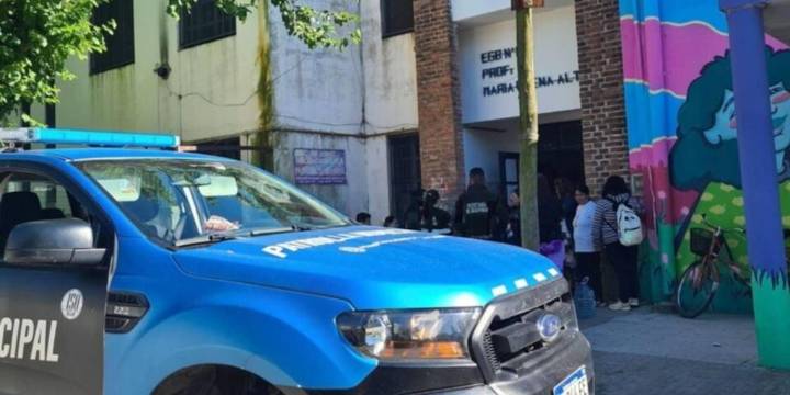 Violencia escolar en La Plata: alumnos se pelearon en la puerta de un colegio y dos maestras terminaron heridas