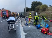 Colisión de un autobús de pasajeros contra un camión de cervezas en la A-6 en Villalba: dos heridos graves, cuatro moderados y 18 leves