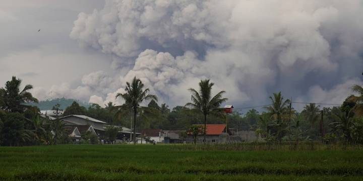 Indonesia elevó al máximo la alerta tras la erupción del volcán Semeru en la isla de Java