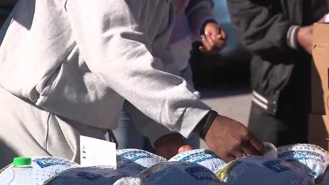 Louisville native returns home to pass out Thanksgiving meals to families in need