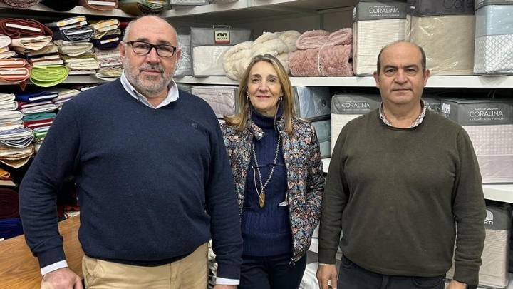 "La falda de camilla está volviendo, tras un tiempo en el que la calefacción había reducido su uso": así lo ve Juan Jesús Amado, propietario de 'Tejidos Amado' en Cáceres