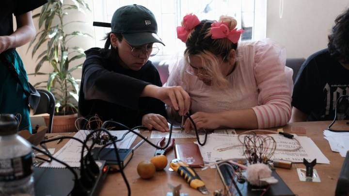 Toda la Teoría del Universo celebra una década de arte, tecnología y comunidad