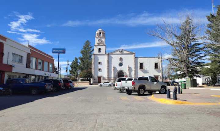 Hallan a hombre baleado y maniatado en carretera de Guerrero; fue trasladado grave al hospital