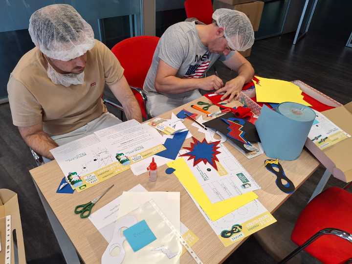 Trabajadores de la fábrica de Campofrío en Ólvega (Soria) crean trajes de superhéroes para menores ingresados en Valladolid