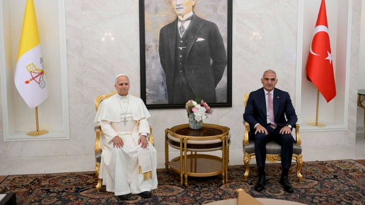 Papa León XIV llega a Turquía en su primer viaje internacional