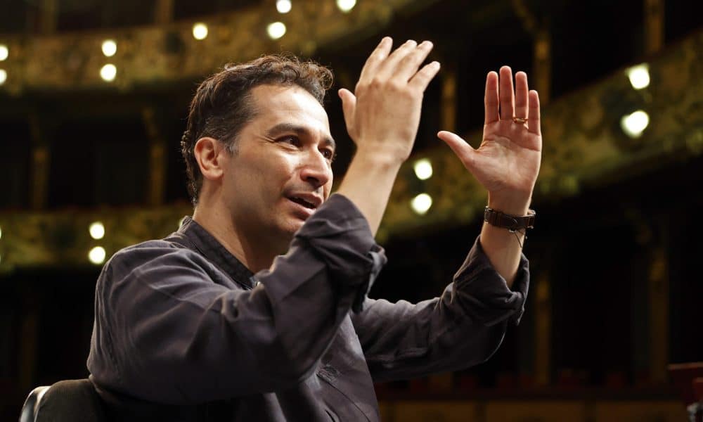 El director Andrés Orozco siente que moldea una escultura musical cuando dirige sin batuta